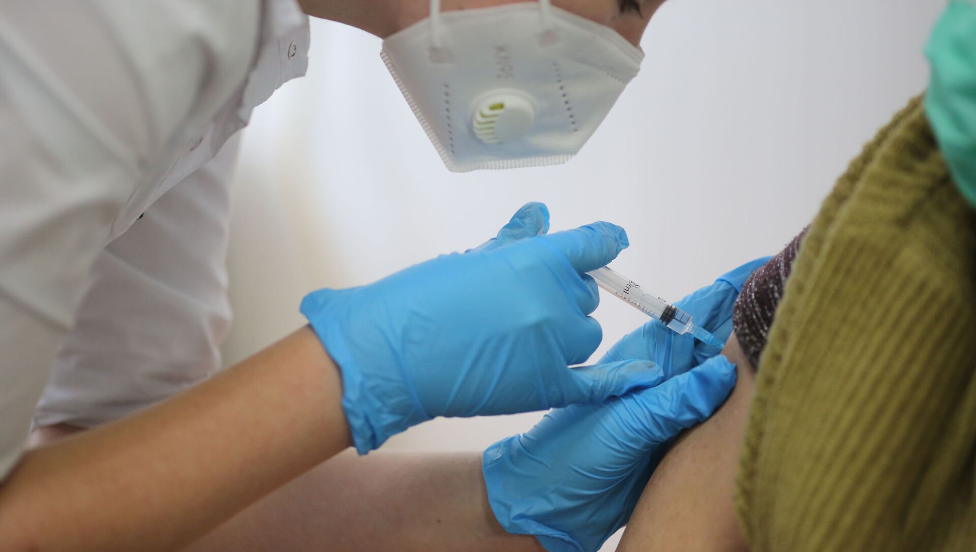 Медсестра делает прививку пациенту от коронавируса вакциной Спутник-V - Sputnik Беларусь, 1920, 04.02.2021