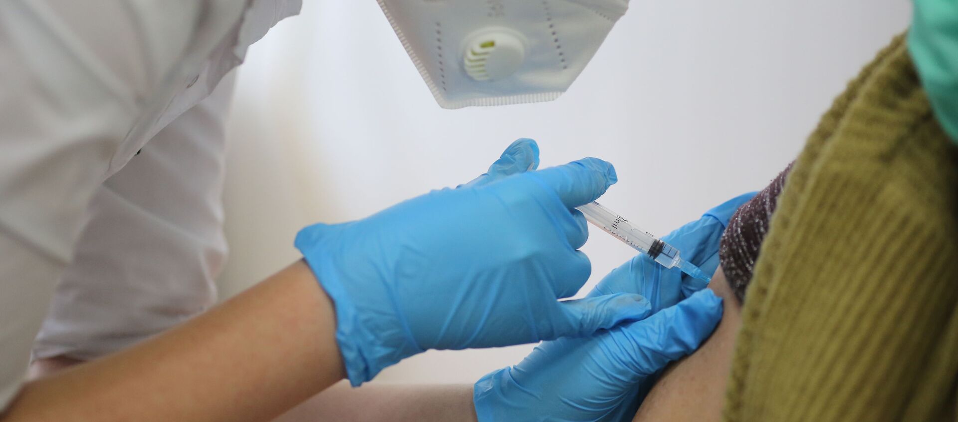 Медсестра делает прививку пациенту от коронавируса вакциной Спутник-V - Sputnik Беларусь, 1920, 11.02.2021