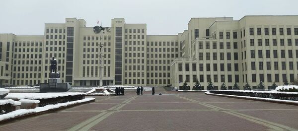 Сотрудники милиции у Дома правительства, где мужчина совершил акт самосожжения  - Sputnik Беларусь