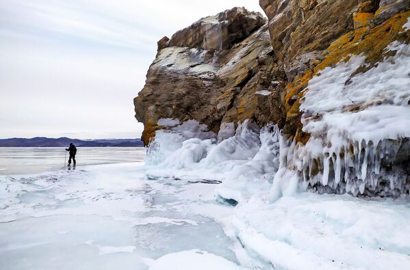Мужчына катаецца на каньках на замерзлым возеры. - Sputnik Беларусь