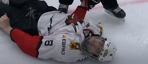 Российский хоккеист ударил соперника головой об лед (видео) - Sputnik Беларусь