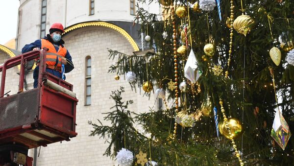 Украшение новогодней елки на Соборной площади Московского Кремля - Sputnik Беларусь
