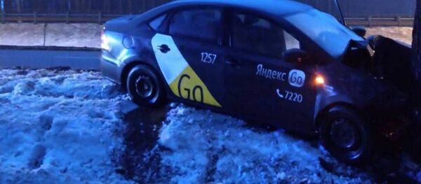 Автомобиль такси съехал с кольцевой и врезался в дерево - Sputnik Беларусь