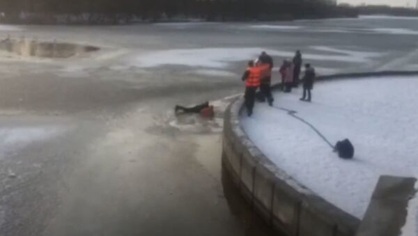 Спасатели Бреста достали из реки ребенка, провалившегося под лед - Sputnik Беларусь