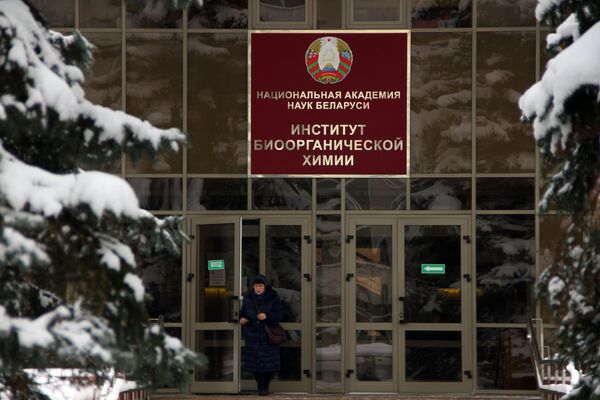 Антивирусная лаборатория: 65 лет химик ищет способ спасти жизни Антивирусная лаборатория: 65 лет химик ищет способ спасти жизни - Sputnik Беларусь