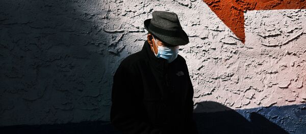 Мужчина в защитной маске - Sputnik Беларусь