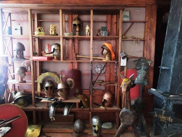 Гильотина и кол Грозного: под Минском сельчанин построил настоящую пыточную Гильотина и кол Грозного: под Минском сельчанин построил настоящую пыточную - Sputnik Беларусь