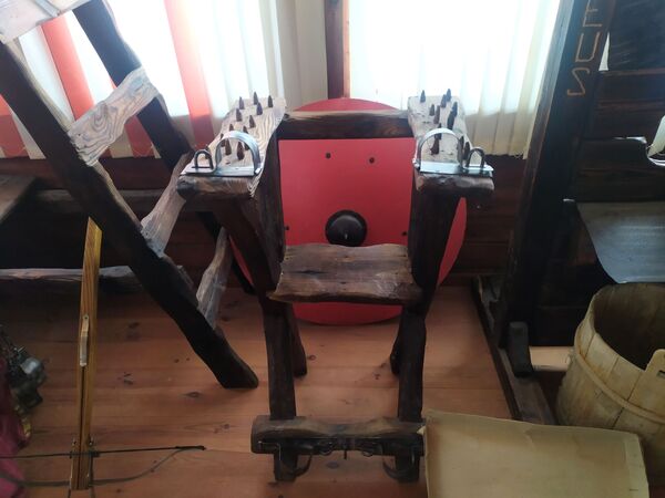 Гильотина и кол Грозного: под Минском сельчанин построил настоящую пыточную Гильотина и кол Грозного: под Минском сельчанин построил настоящую пыточную - Sputnik Беларусь