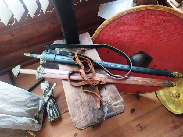 Гильотина и кол Грозного: под Минском сельчанин построил настоящую пыточную Гильотина и кол Грозного: под Минском сельчанин построил настоящую пыточную - Sputnik Беларусь