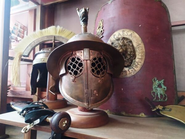 Гильотина и кол Грозного: под Минском сельчанин построил настоящую пыточную Гильотина и кол Грозного: под Минском сельчанин построил настоящую пыточную - Sputnik Беларусь