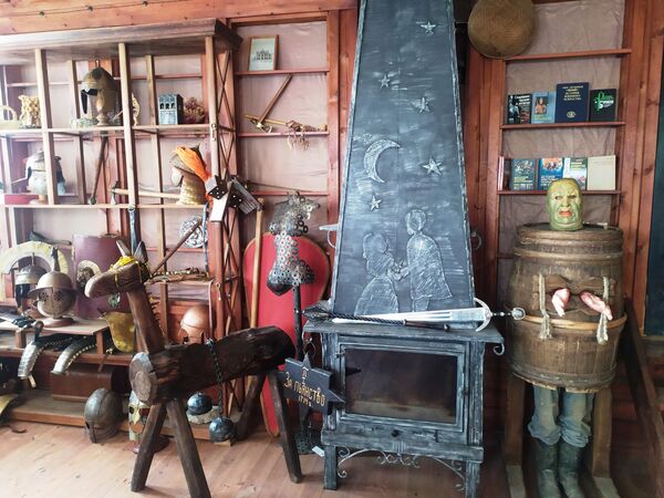 Гильотина и кол Грозного: под Минском сельчанин построил настоящую пыточную Гильотина и кол Грозного: под Минском сельчанин построил настоящую пыточную - Sputnik Беларусь