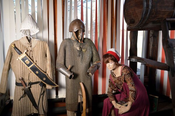 Гильотина и кол Грозного: под Минском сельчанин построил настоящую пыточную Гильотина и кол Грозного: под Минском сельчанин построил настоящую пыточную - Sputnik Беларусь