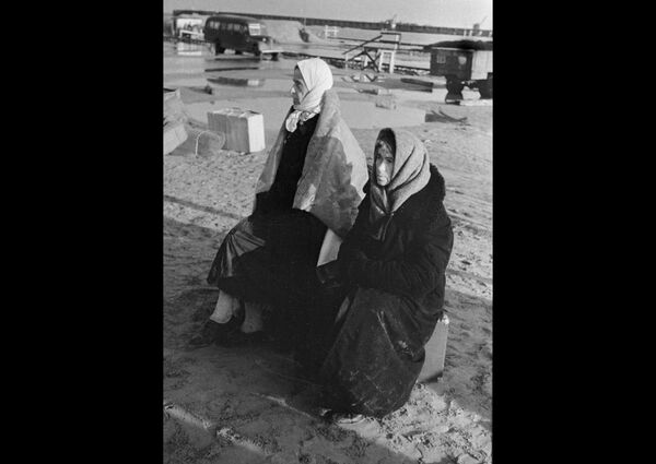 Жительницы осажденного Ленинграда в ожидании отправки на большую землю по льду Ладожского озера, 1942 год. - Sputnik Беларусь