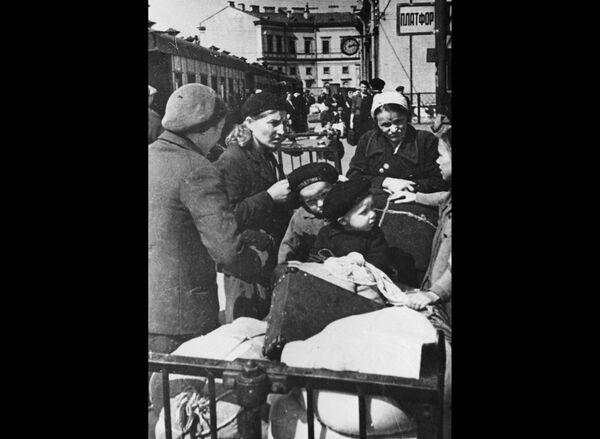 Эвакуацыя дзяцей з блакаднага Ленінграда. 1 кастрычніка 1942 года. - Sputnik Беларусь