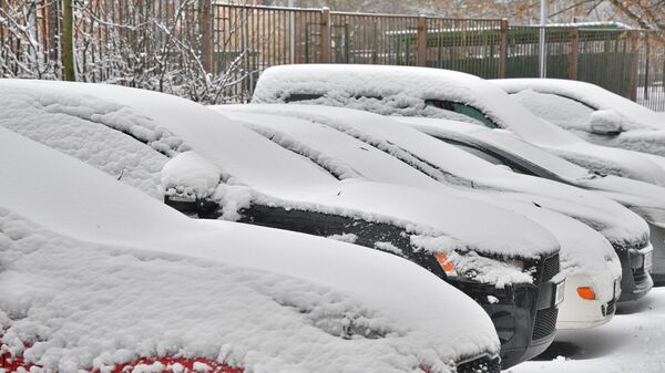 Автомобили под снегом в минском дворе - Sputnik Беларусь