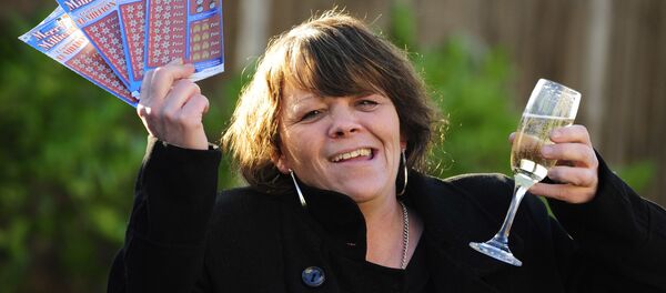 Жительница Бристоля радуется выигрышу в 1 млн фунтов в лотерею - Sputnik Беларусь