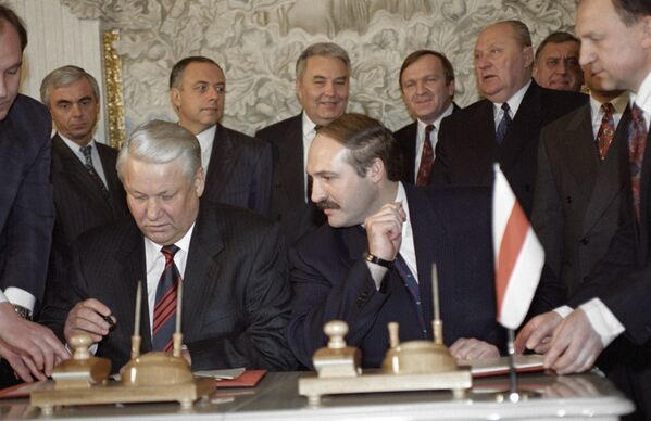 Президент РФ Борис Ельцин и президент Беларуси Александр Лукашенко подписывают документы о двустороннем сотрудничестве, 21 февраля 1995 года. - Sputnik Беларусь