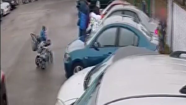 Девочка поцарапала 12 машин, пока ее родители выбирали себе авто на рынке - Sputnik Беларусь