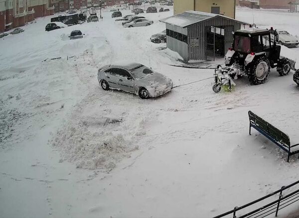 Завалило снегом по самую крышу. Как в Гродно откапывали машину из сугроба - Sputnik Беларусь