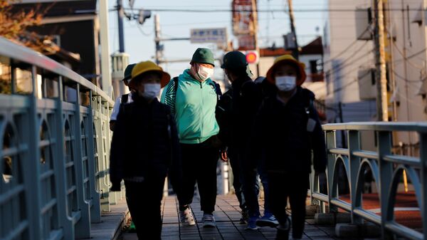 Люди идут по улице в Токио - Sputnik Беларусь