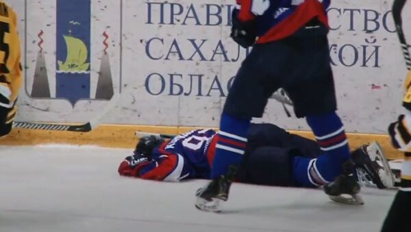Российский хоккеист получил серьезную травму в матче МХЛ (видео) - Sputnik Беларусь