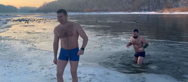 На них смотреть страшно: как окунаются белорусские моржи – видео  - Sputnik Беларусь