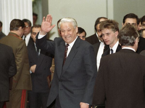 Президент России Борис Ельцин машет фотокорреспондентам на встрече в Вискулях. - Sputnik Беларусь