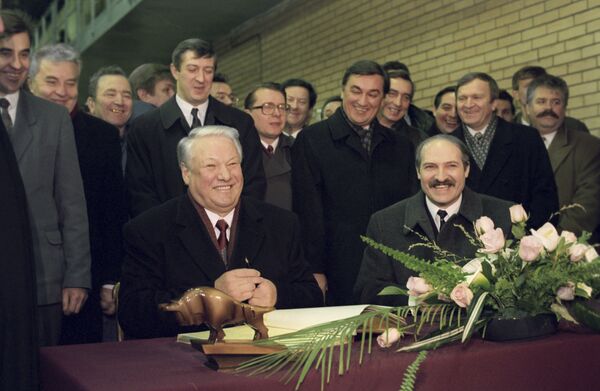Барыс Ельцын і Аляксандр Лукашэнка на Мінскім аўтамабільным заводзе 1 лютага 1995 года. - Sputnik Беларусь