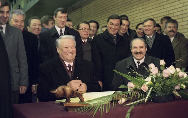 Президент РФ Борис Ельцин и президент Республики Беларусь Александр Лукашенко на Минском автомобильном заводе 1 февраля 1995 года. - Sputnik Беларусь