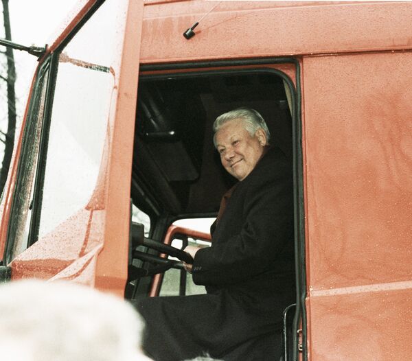 Президент России Борис Ельцин за рулем грузовика МАЗ во время посещения Минского автомобильного завода. 1995 год. - Sputnik Беларусь