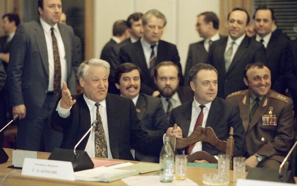 Президент России Борис Ельцин и министр иностранных дел Андрей Козырев на заседании глав государств СНГ в Минске 14 февраля 1992 года. - Sputnik Беларусь