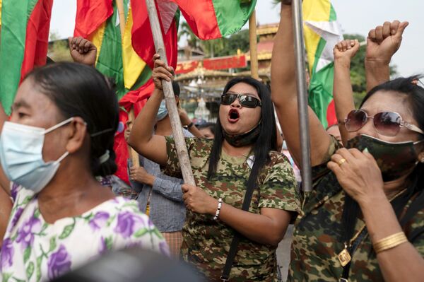 Сторонники военных на акции протеста в Янгоне  - Sputnik Беларусь