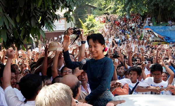 Аун Сан Су Чжы са сваімі прыхільнікамі - Sputnik Беларусь