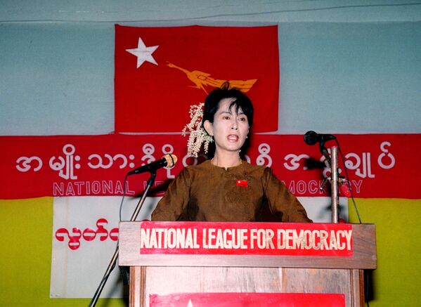 Лидер бирманской оппозиции Аун Сан Су Чжи выступает с речью во время празднования 49-й годовщины независимости страны в Рангуне (Янгоне), бывшей столице Мьянмы, 4 января 1997 года - Sputnik Беларусь
