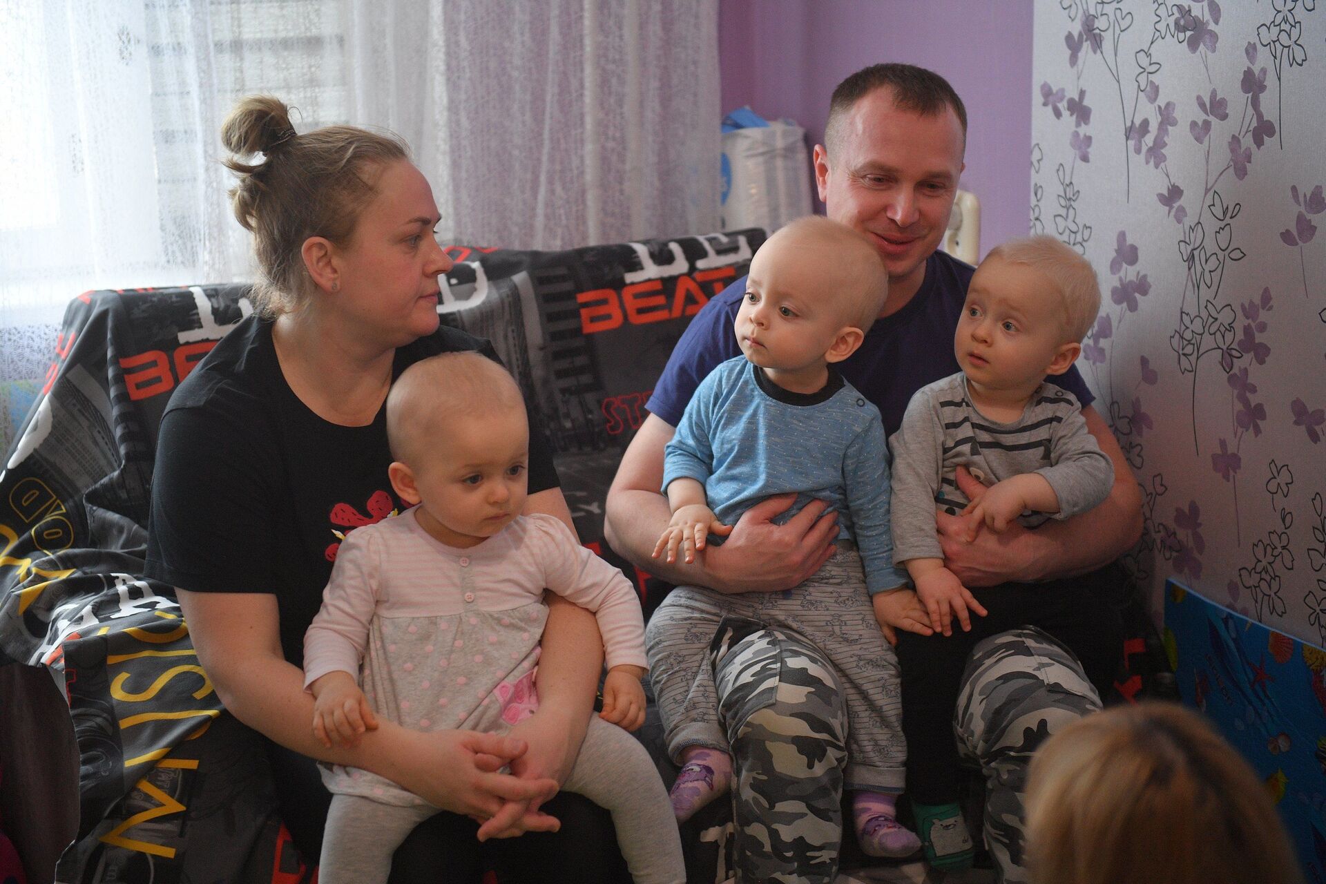 В очереди и без надежды: как семья с 3 детьми живет в 9-метровой комнатке  - Sputnik Беларусь, 1920, 03.02.2021
