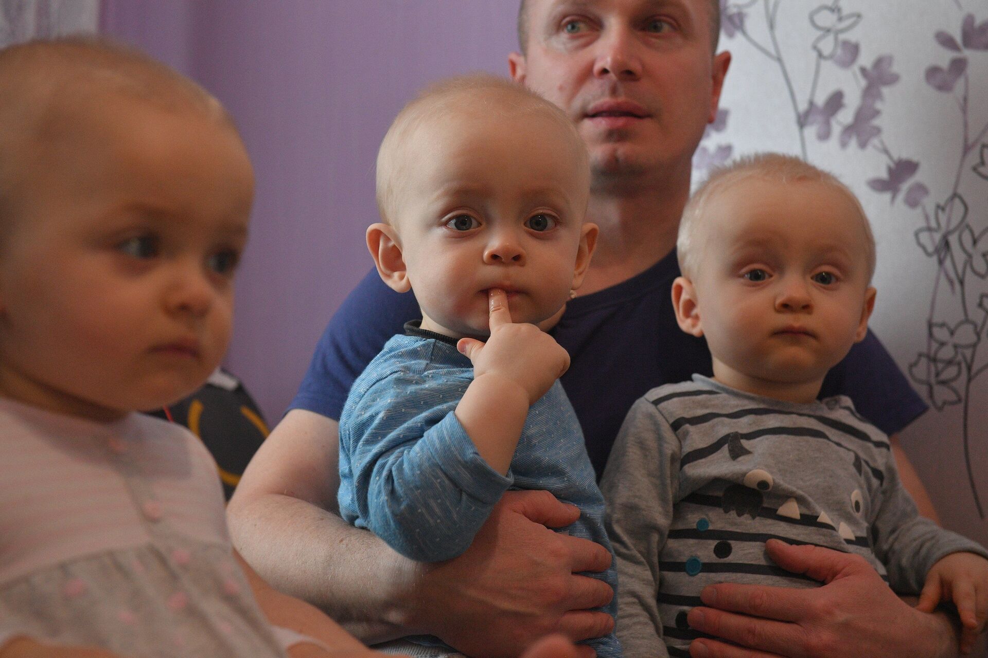 В очереди и без надежды: как семья с 3 детьми живет в 9-метровой комнатке  - Sputnik Беларусь, 1920, 03.02.2021