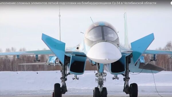 Как пилоты Су-34 выполняют бочки и другие сложные фигуры пилотажа - видео - Sputnik Беларусь