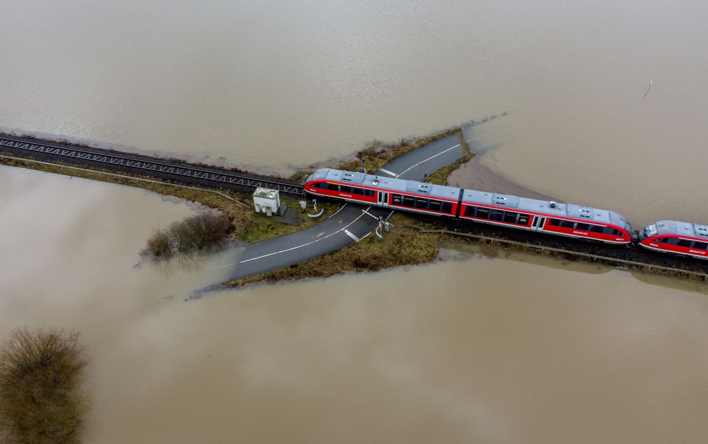 Сквозь воду на поезде: впечатляющие фото наводнения в Германии -  04.02.2021, Sputnik Беларусь