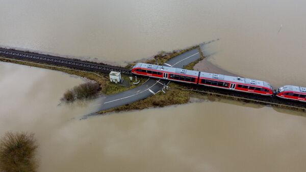 Поезд проезжает по железной дороге на затопленной местности в Германии  - Sputnik Беларусь