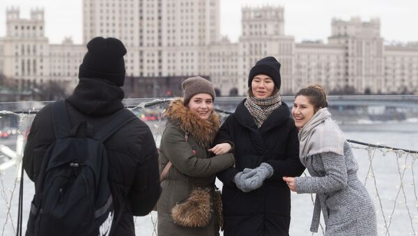 Молодые люди на Парящем мосту (главная смотровая площадка Москвы) парка Зарядье - Sputnik Беларусь