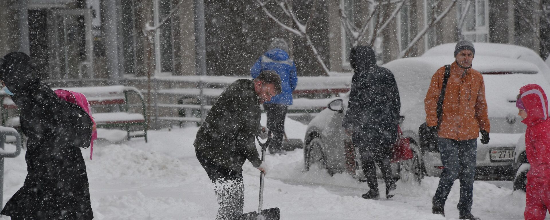 Минчанин убирает снег на территории двора - Sputnik Беларусь, 1920, 11.02.2021