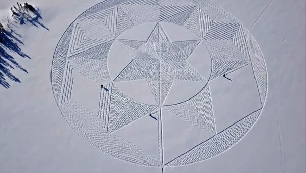 Канадский пенсионер превратил ходьбу по снегу в искусство - видео - Sputnik Беларусь