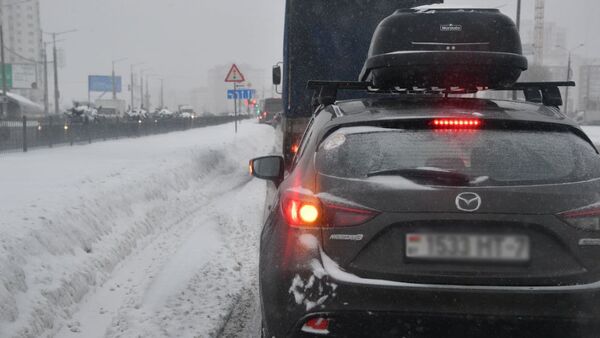 Снежные заносы на дорогах в Минске - Sputnik Беларусь