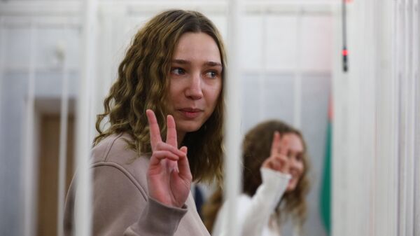 Журналисты Дарья Чульцова и Катерина Бахвалова в зале суда - Sputnik Беларусь