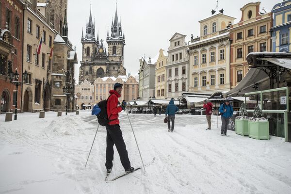 Мужчина на лыжах в заснеженной Праге - Sputnik Беларусь