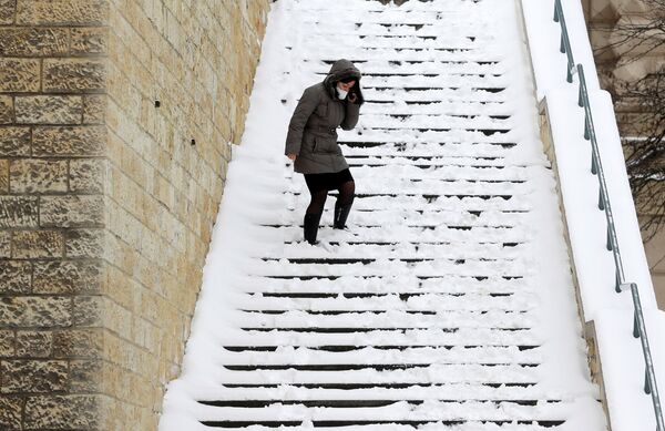 Девушка спускается по заснеженной лестнице в Праге - Sputnik Беларусь