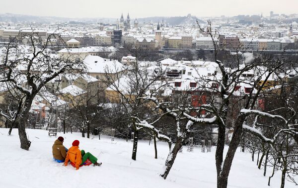 Жители Праги катаются на с горки - Sputnik Беларусь