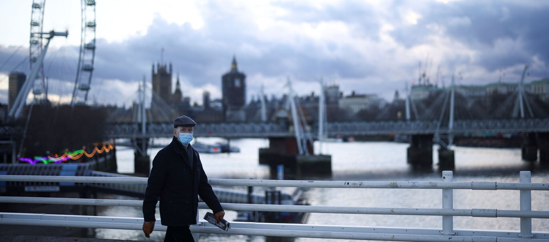 Житель Лондона в защитной маске - в столице введен карантин - Sputnik Беларусь, 1920, 09.02.2021