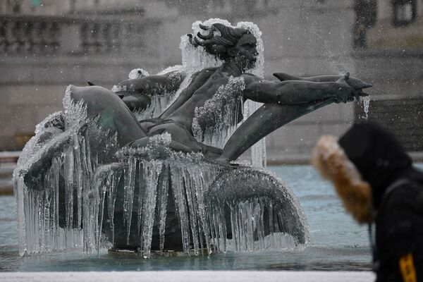 Замерзший фонтан на Трафальгарской площади в Лондоне - Sputnik Беларусь