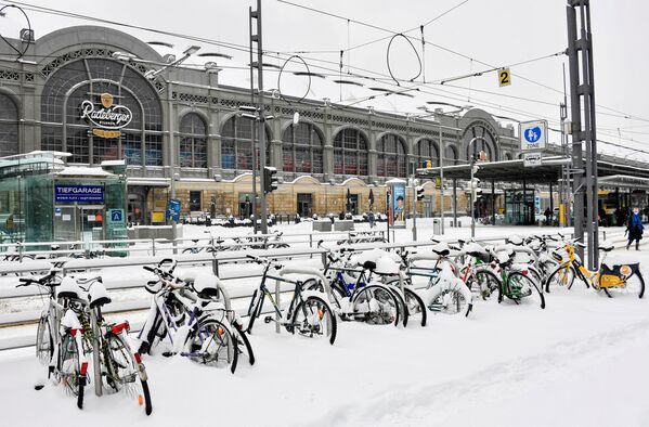 Заснеженные велосипеды стоят возле главного вокзала после сильного снегопада в Дрездене - Sputnik Беларусь